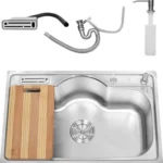 حوض مطبخ ستانلس ستيل سيفين ستيل 8050 مقاس 50 × 80 سم عمق 24 سم بالصرف 3 بوصة و ضاغط صابون و سلة و صفاية سكاكين و قورمة خشب